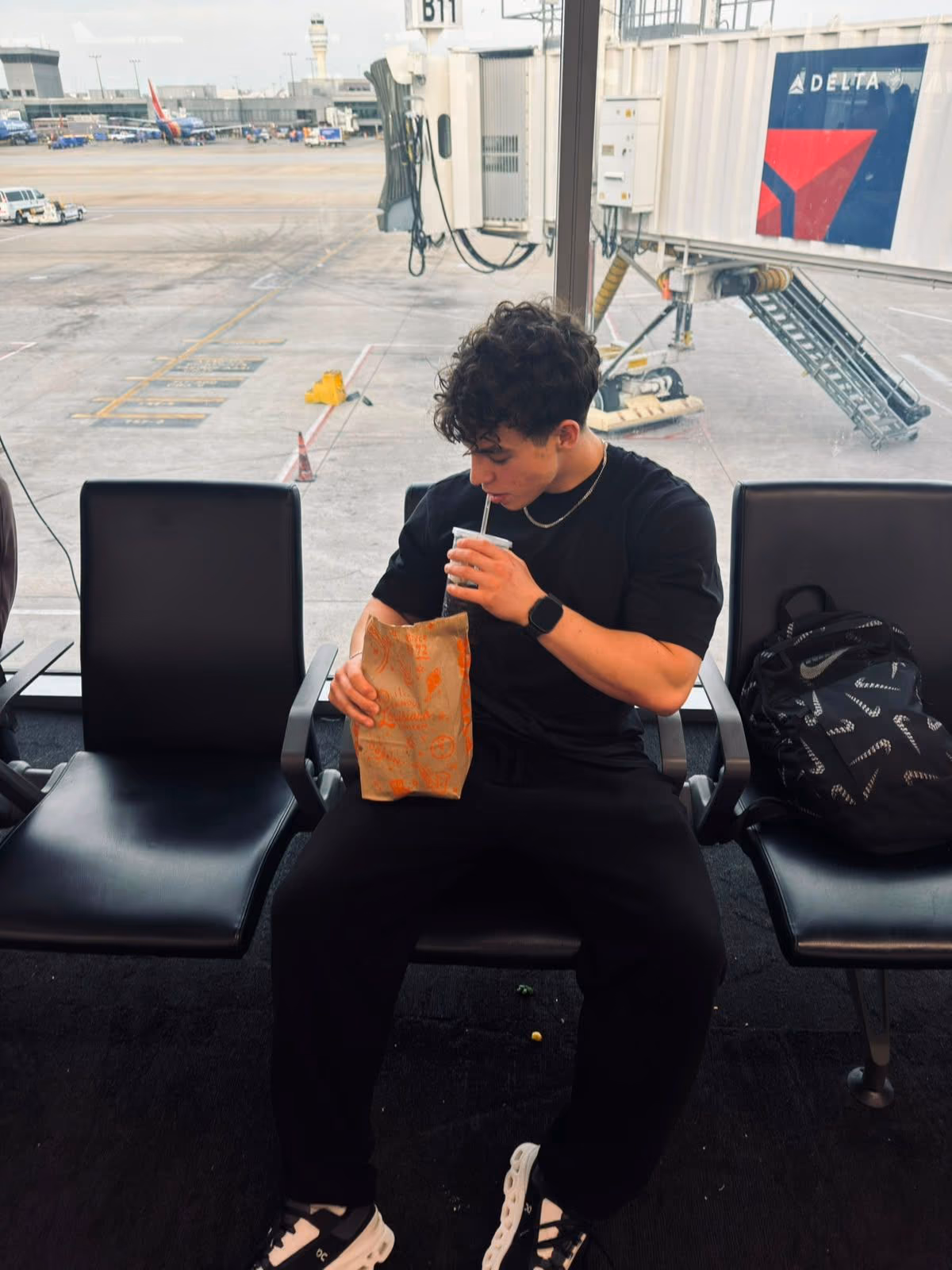 Nici burgerul din aeroport. Ce contează e ce faci în restul săptămânii.